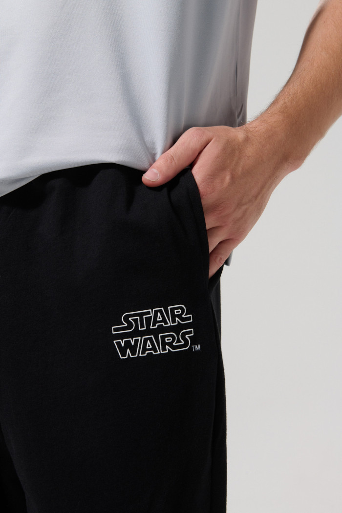 Pantalón negro jogger con diseño de Star Wars en frente