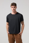 Camiseta en poliéster unicolor ajustada con cuello redondo