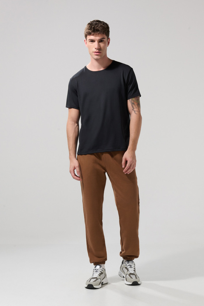 Camiseta en poliéster unicolor ajustada con cuello redondo