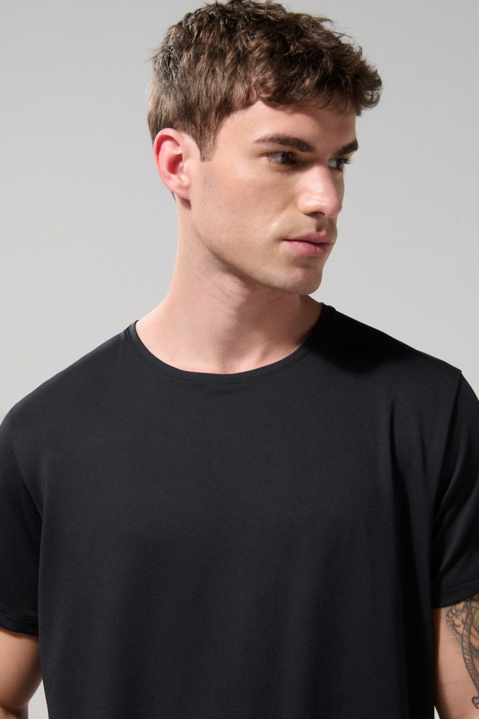 Camiseta en poliéster unicolor ajustada con cuello redondo