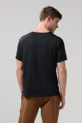 Camiseta en poliéster unicolor ajustada con cuello redondo