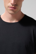 Camiseta en poliéster unicolor ajustada con cuello redondo