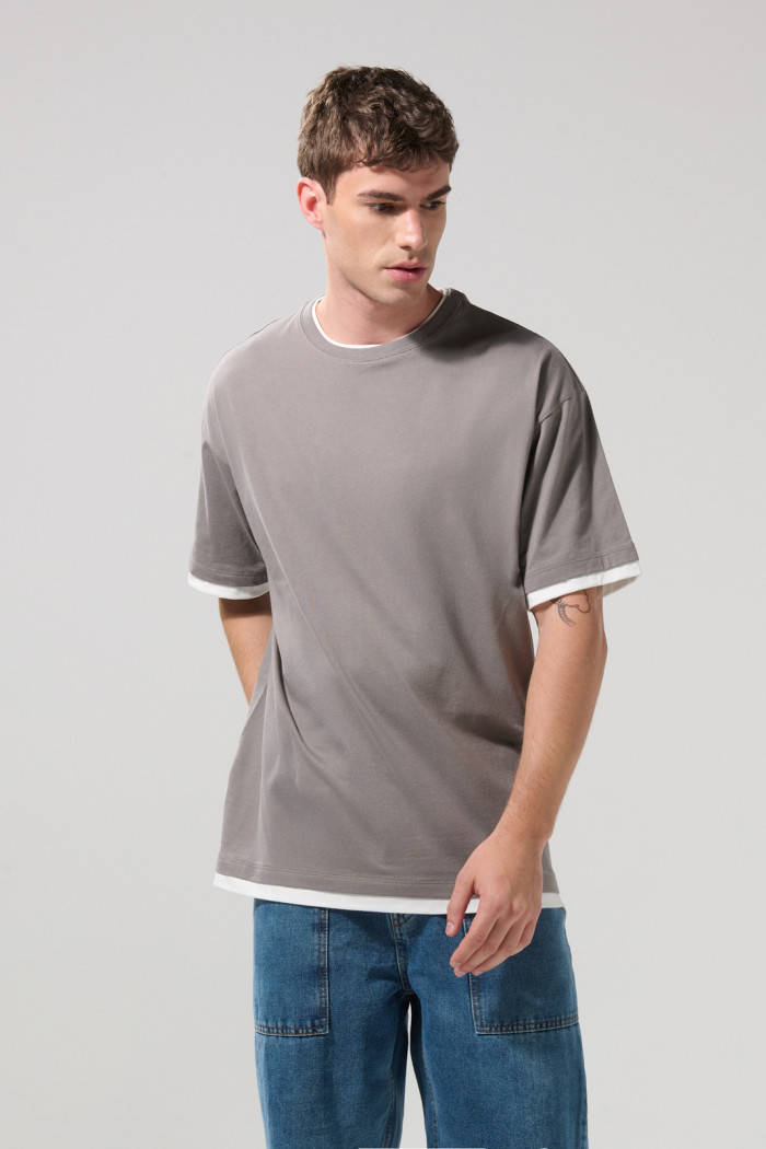 Camiseta manga corta oversize unicolor con contrastes