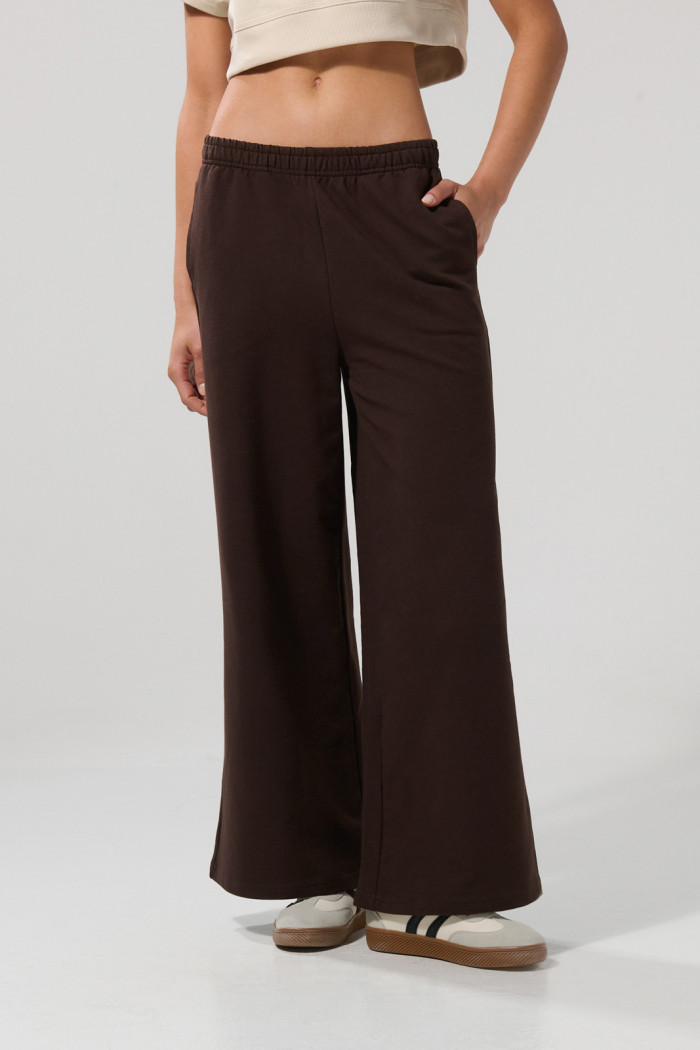 Pantalón unicolor tipo jogger con bota ancha y bolsillos