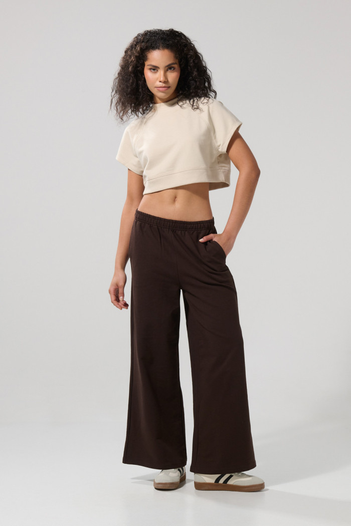 Pantalón unicolor tipo jogger con bota ancha y bolsillos