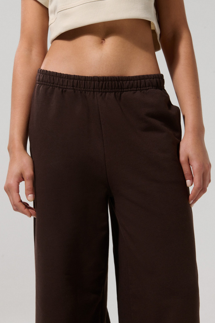 Pantalón unicolor tipo jogger con bota ancha y bolsillos