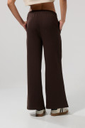 Pantalón unicolor tipo jogger con bota ancha y bolsillos