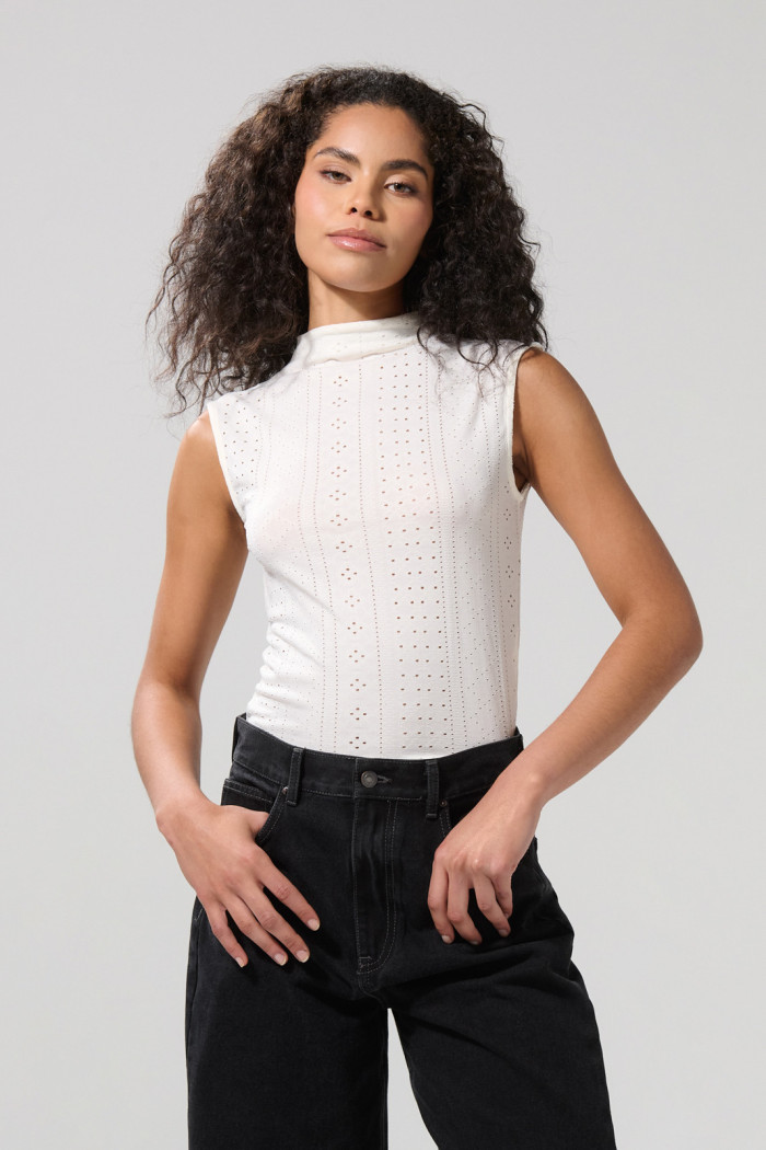Camiseta manga sisa unicolor con cuello alto y texturas