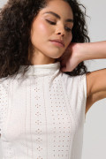 Camiseta manga sisa unicolor con cuello alto y texturas