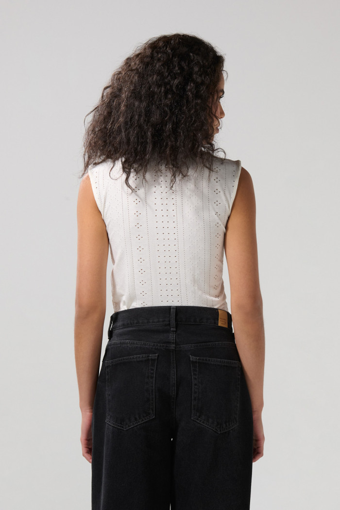 Camiseta manga sisa unicolor con cuello alto y texturas