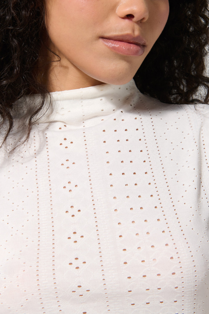 Camiseta manga sisa unicolor con cuello alto y texturas
