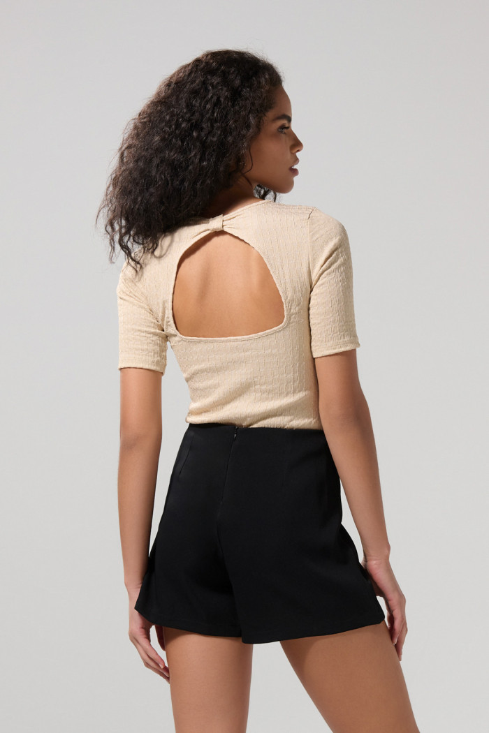 Camiseta unicolor con escote en espalda y manga corta