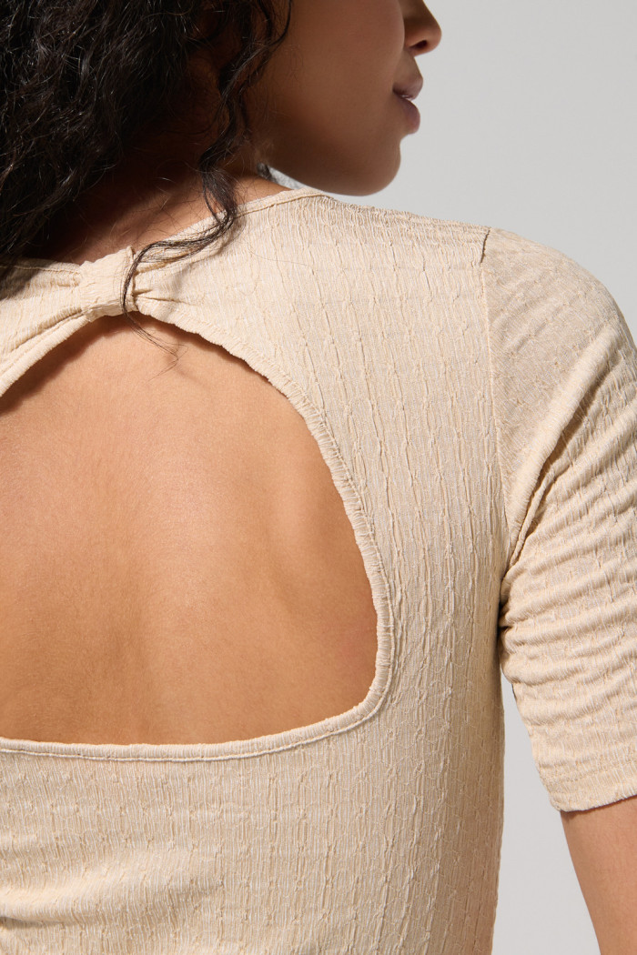 Camiseta unicolor con escote en espalda y manga corta