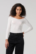 Camiseta crema clara con texturas y encaje en escote V