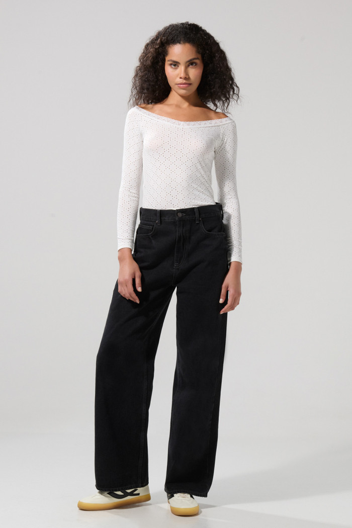 Camiseta crema clara con texturas y encaje en escote V