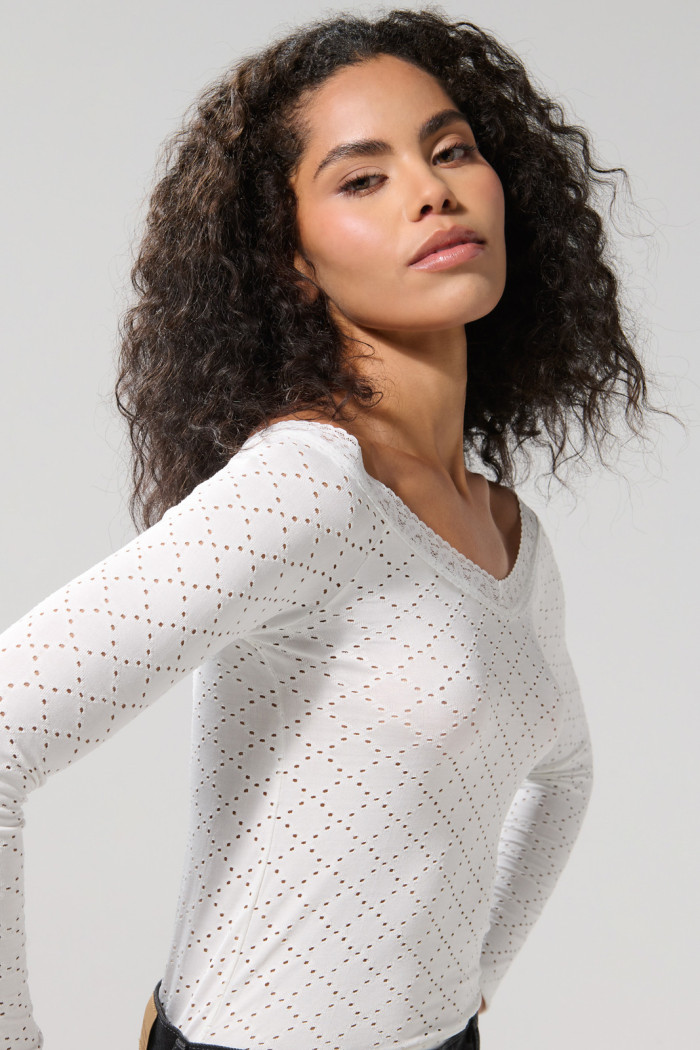 Camiseta crema clara con texturas y encaje en escote V
