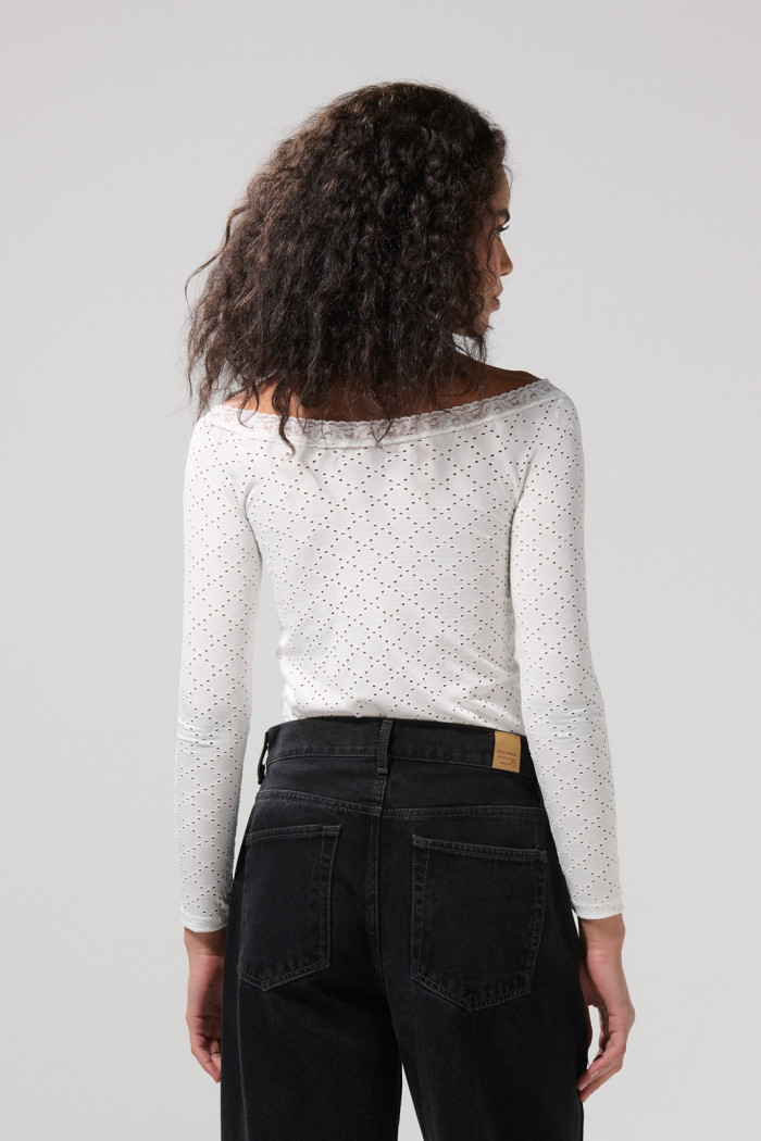 Camiseta crema clara con texturas y encaje en escote V