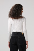 Camiseta crema clara con texturas y encaje en escote V