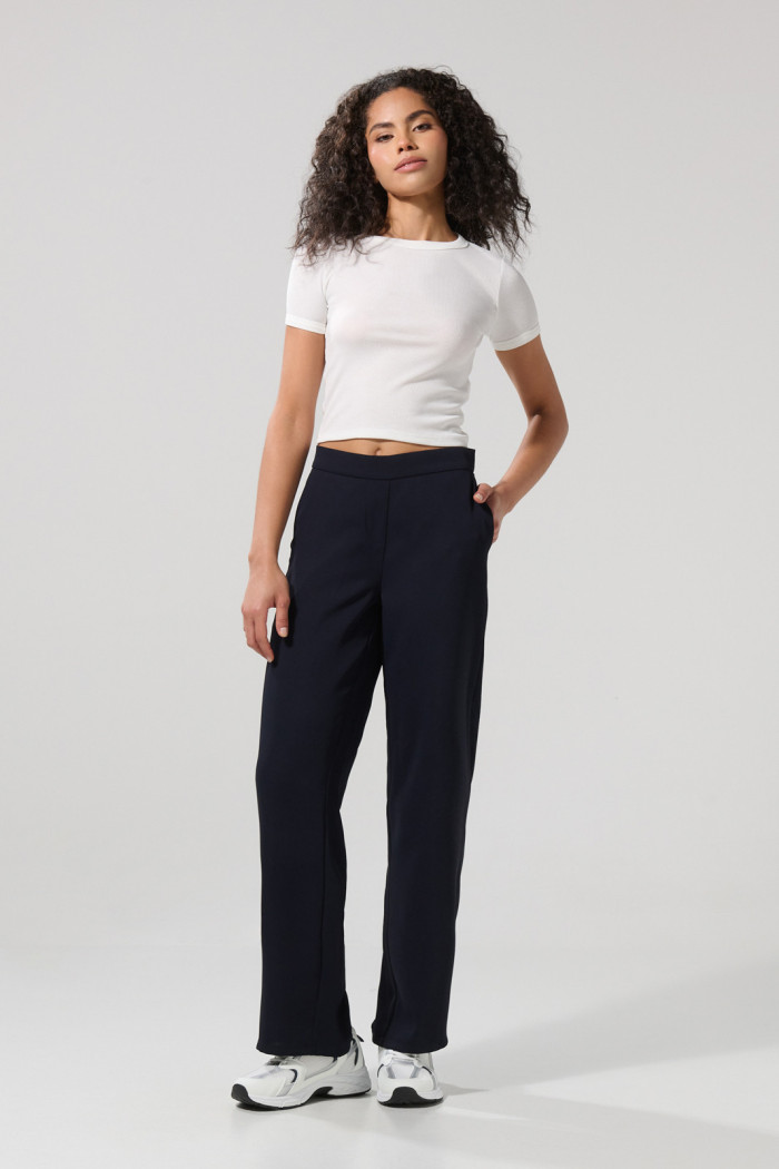 Pantalón azul intenso con botón, tiro alto y bota recta
