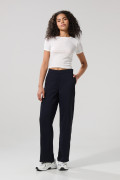 Pantalón azul intenso con botón, tiro alto y bota recta