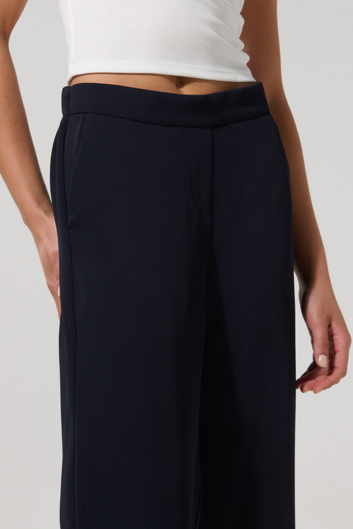 Pantalón azul intenso con botón, tiro alto y bota recta