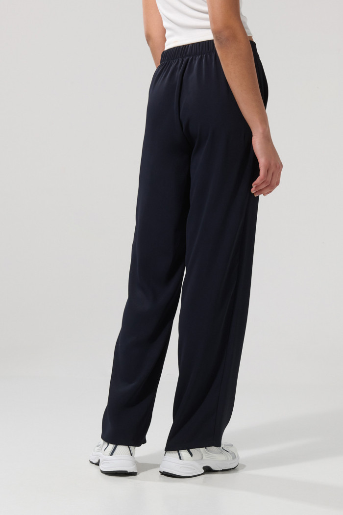 Pantalón azul intenso con botón, tiro alto y bota recta