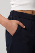 Pantalón azul intenso con botón, tiro alto y bota recta