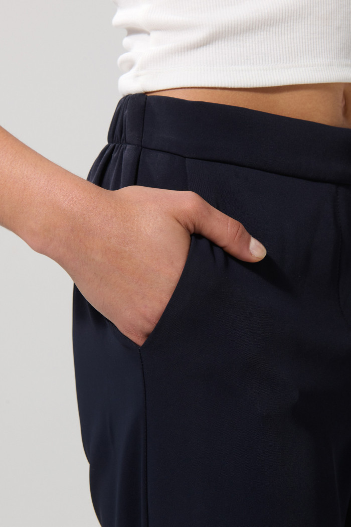 Pantalón azul intenso con botón, tiro alto y bota recta