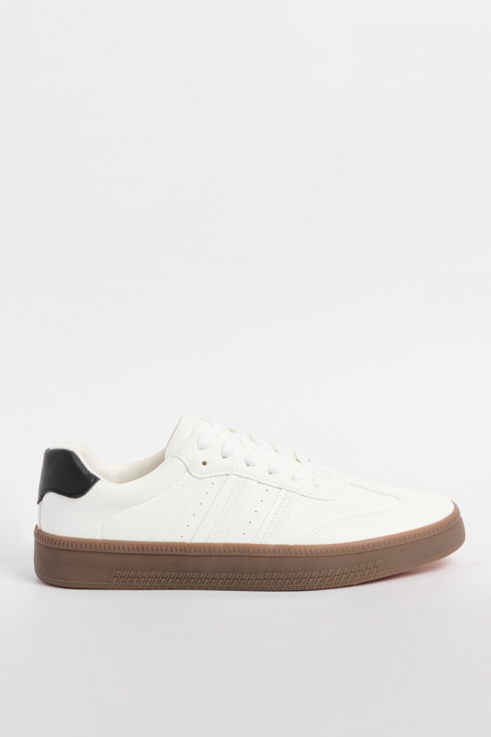 Tenis cremas casuales con suelas planas en contraste