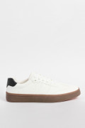 Tenis cremas casuales con suelas planas en contraste