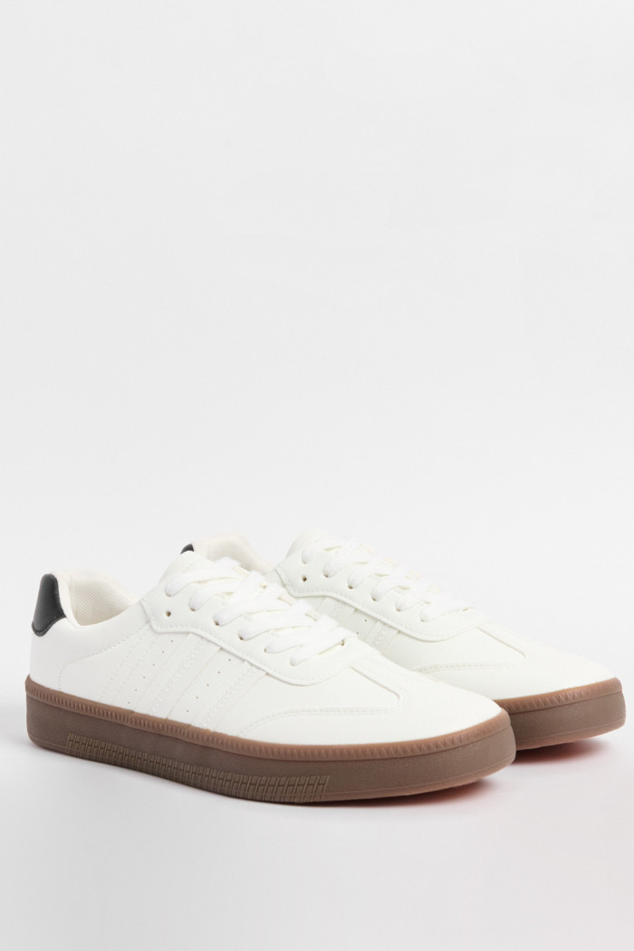 Tenis cremas casuales con suelas planas en contraste