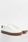 Tenis cremas casuales con suelas planas en contraste