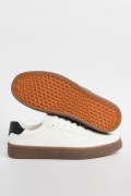 Tenis cremas casuales con suelas planas en contraste