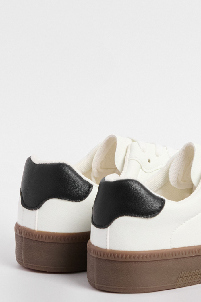 Tenis cremas casuales con suelas planas en contraste