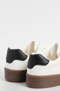 Tenis cremas casuales con suelas planas en contraste
