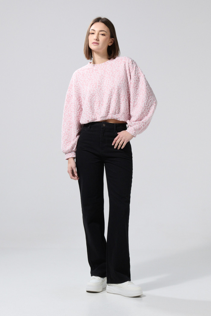 Buzo cuello redondo rosado oversize con diseño animal print