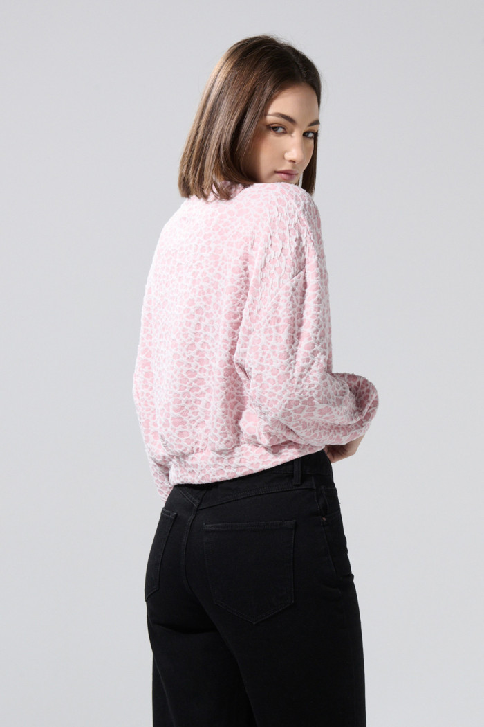 Buzo cuello redondo rosado oversize con diseño animal print