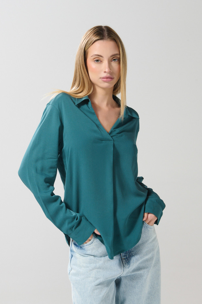 Blusa unicolor con manga 3/4 y cuello camisero