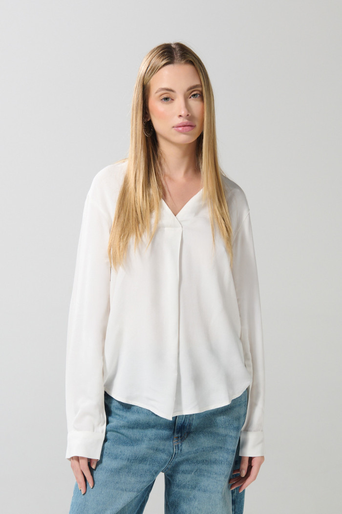 Blusa unicolor con manga 3/4 y cuello camisero