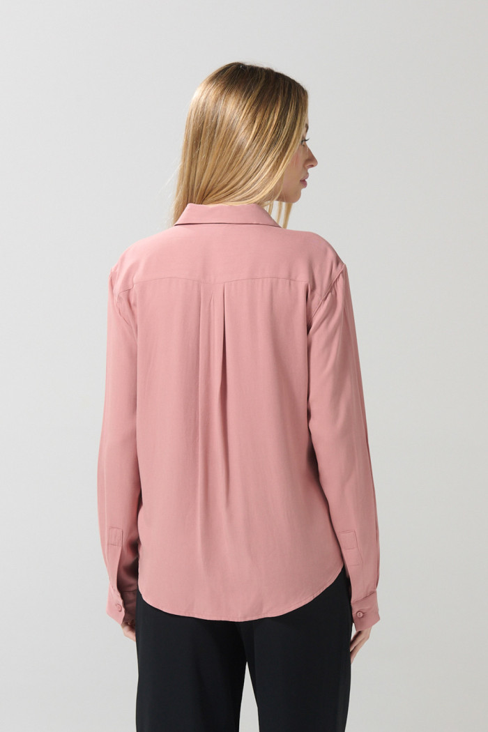 Blusa unicolor con manga 3/4 y cuello camisero