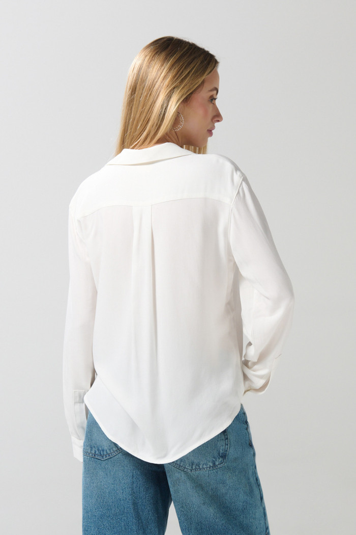 Blusa unicolor con manga 3/4 y cuello camisero
