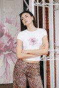 Camiseta crema cuello redondo con diseño de flor