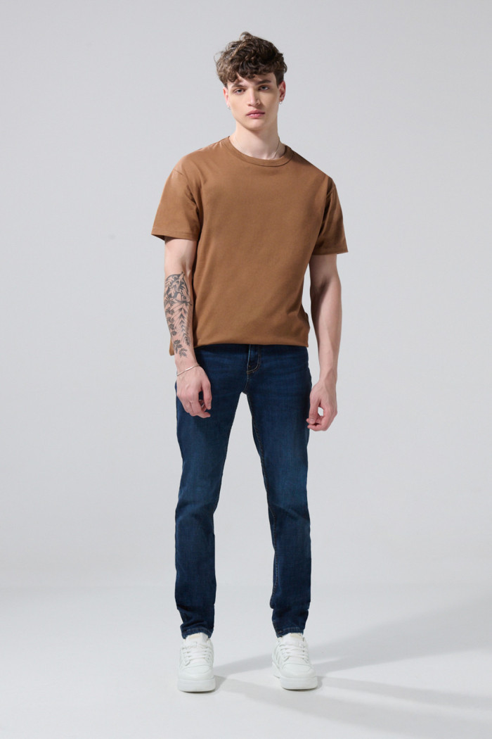 Jean azul oscuro skinny con tiro bajo y 5 bolsillos