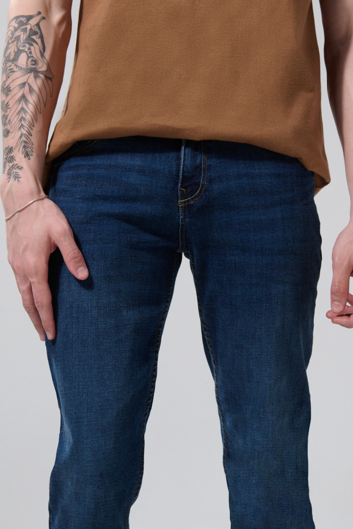 Jean azul oscuro skinny con tiro bajo y 5 bolsillos