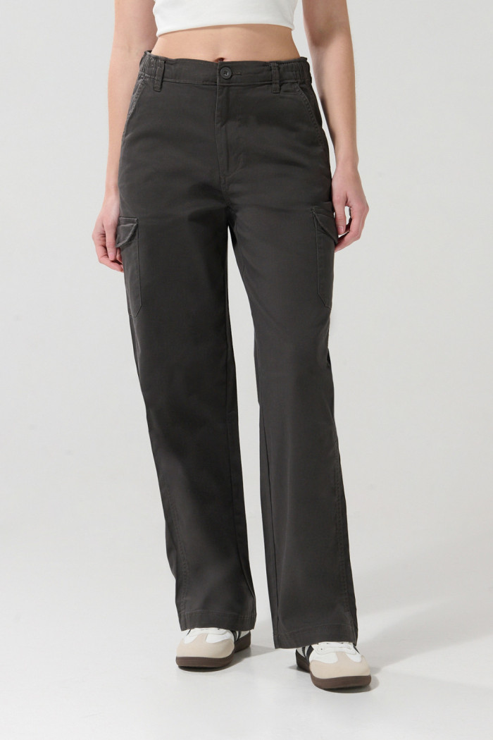 Pantalón cargo unicolor con bolsillos y tiro alto