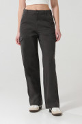Pantalón cargo unicolor con bolsillos y tiro alto