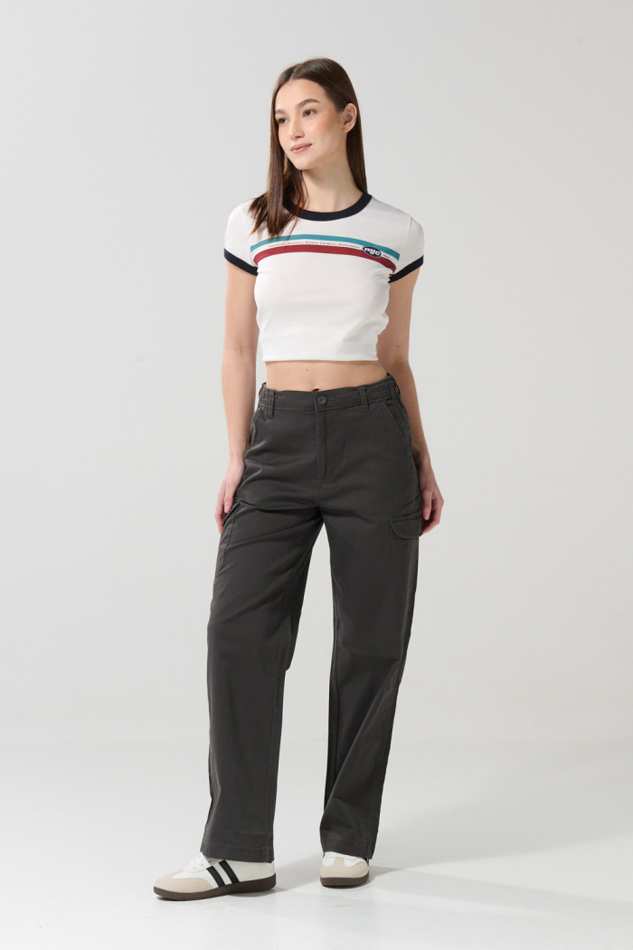 Pantalón cargo unicolor con bolsillos y tiro alto
