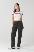 Pantalón cargo unicolor con bolsillos y tiro alto
