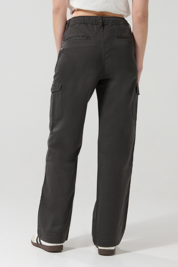Pantalón cargo unicolor con bolsillos y tiro alto