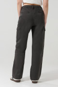 Pantalón cargo unicolor con bolsillos y tiro alto